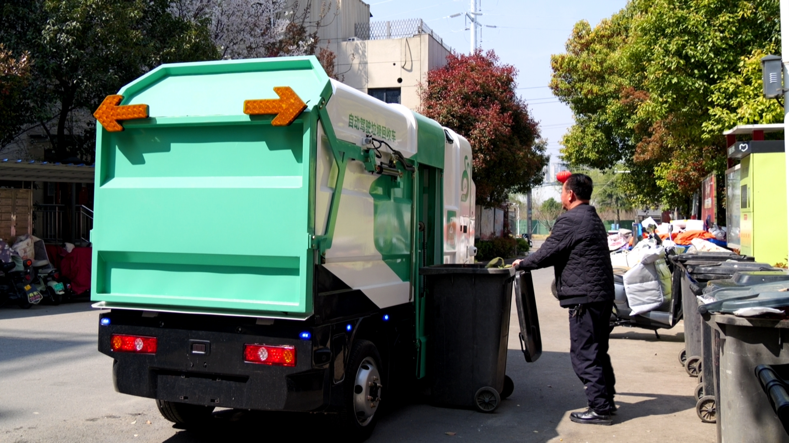 淮安月桂西苑：老旧小区里「开不进来的收运车」